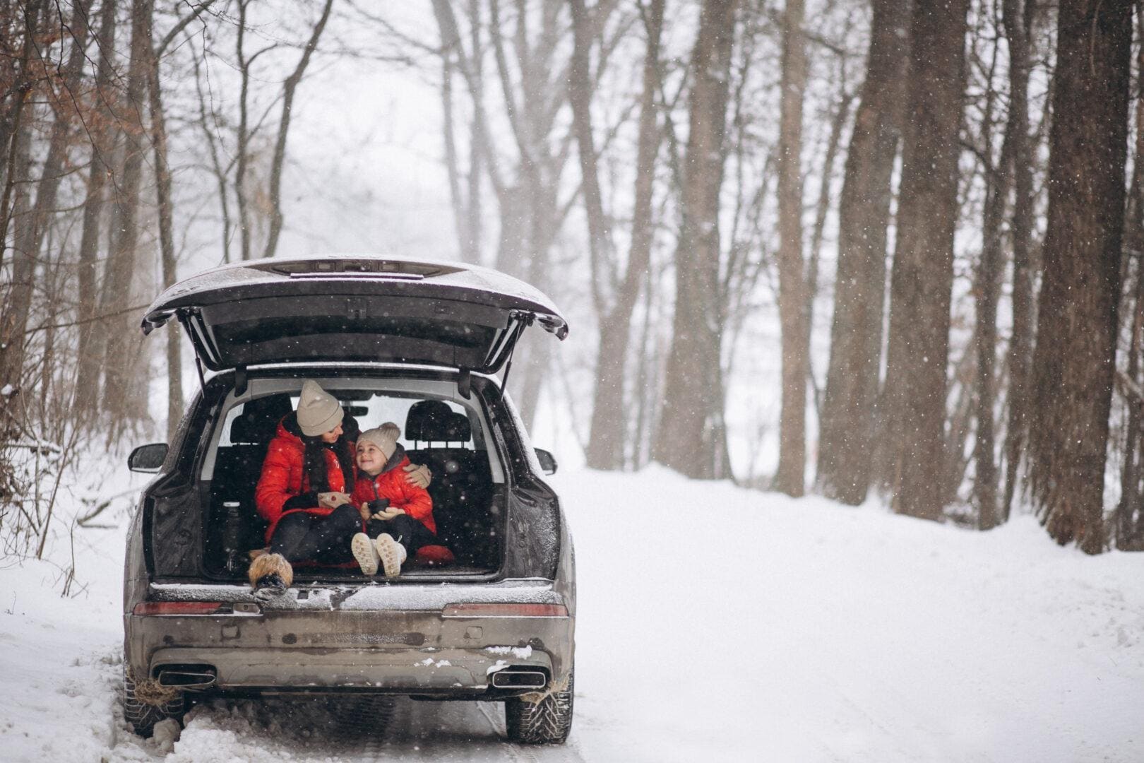 mother-with-daughter-sitting-car-winter-1620x1080
